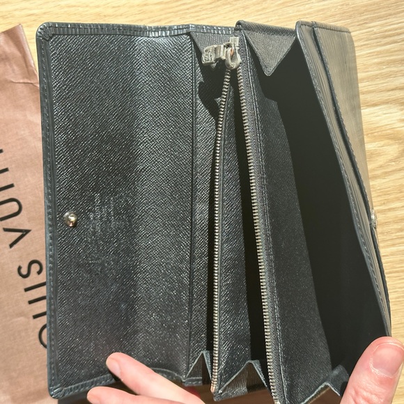 Authentic Louis Vuitton black Epi wallet - Picture 4 of 12